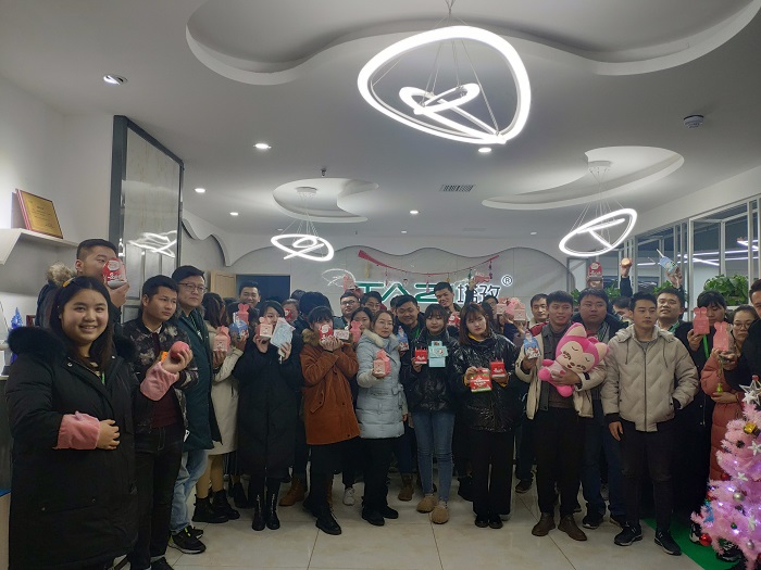 平安夜&圣誕節(jié)，塔孜給小伙伴們“交換禮物、傳遞真情”